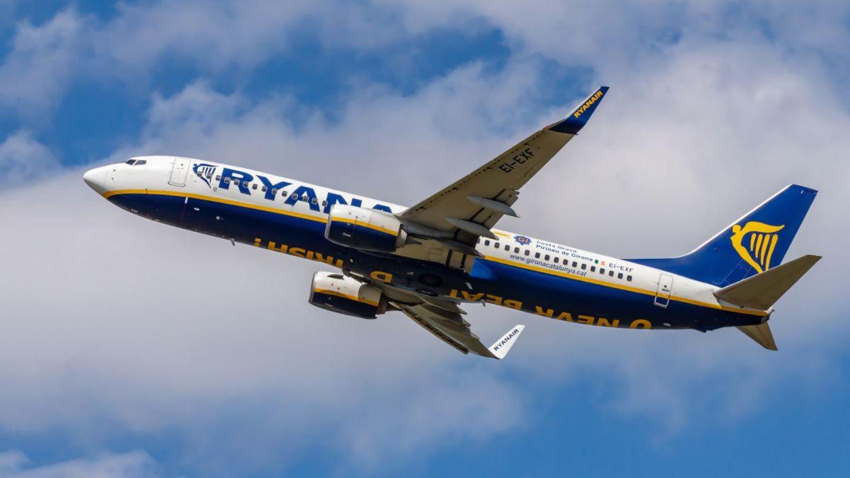 Avión de Ryanair en pleno vuelo