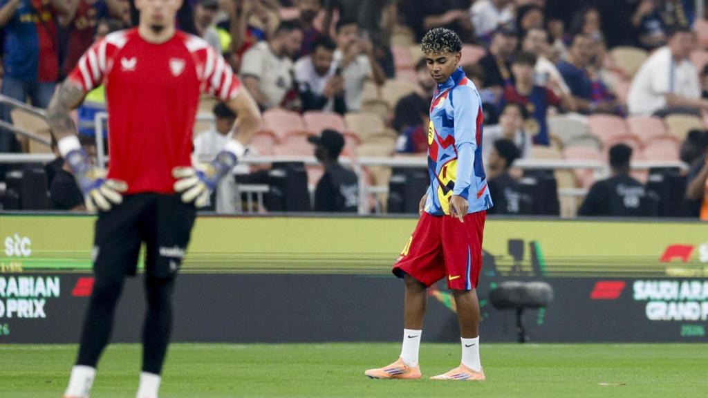 Lamine Yamal durante el calentamiento previo al Barça-Athletic de la Supercopa