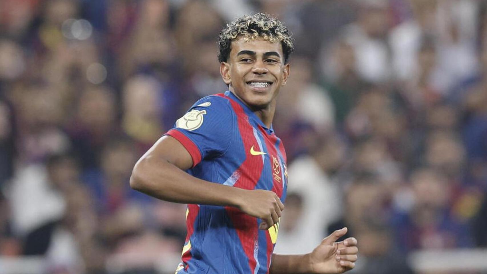 Lamine Yamal sonríe durante el Barça-Athletic de la Supercopa