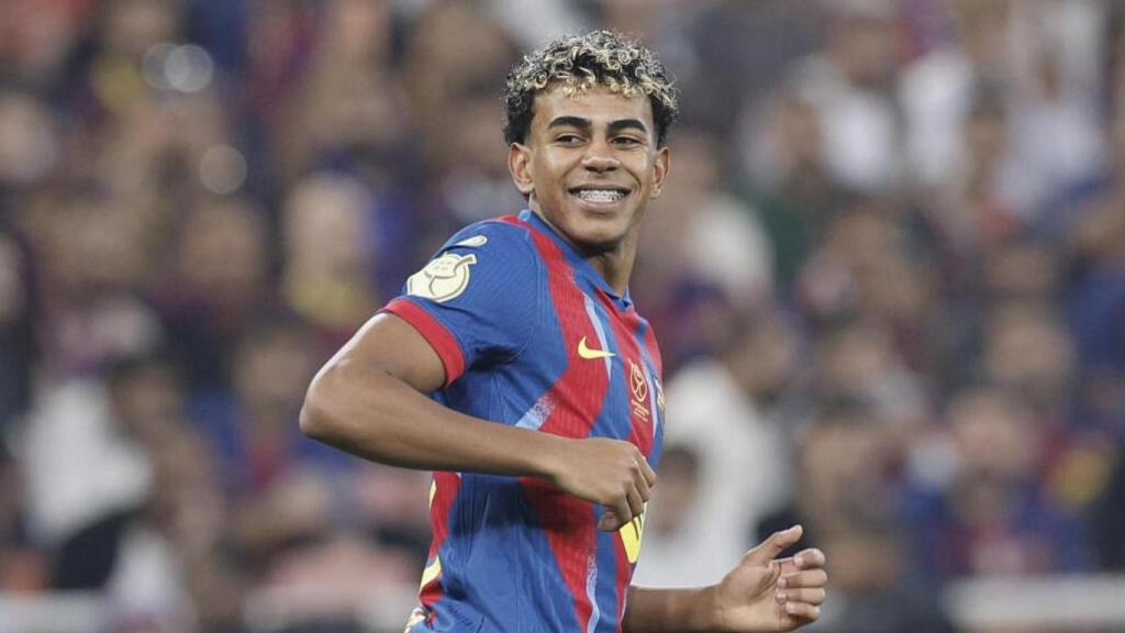 Lamine Yamal sonríe durante el Barça-Athletic de la Supercopa