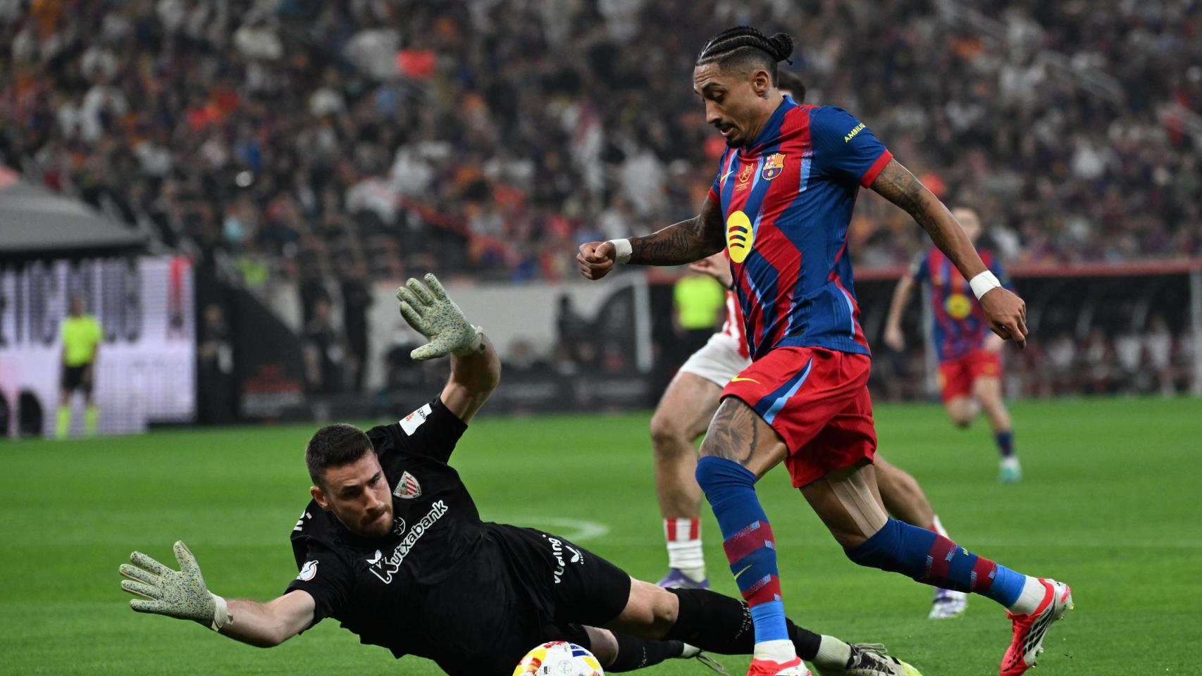 Raphinha trata de superar a Unai Simón en el Barça-Athletic Club de la Supercopa