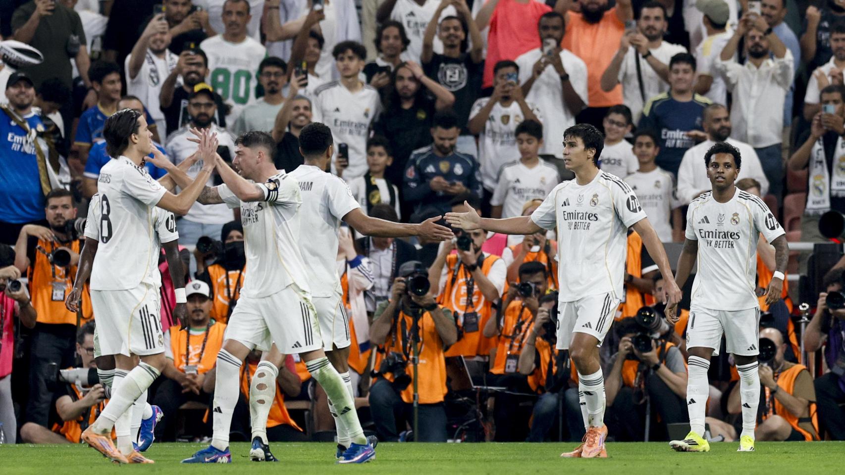 Los jugadores del Real Madrid celebran el gol de Rodrygo Goes contra el Atlético en la Supercopa