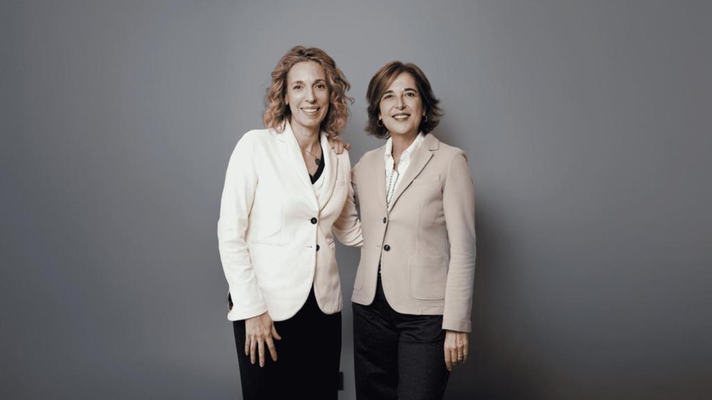 La nueva directora general de LLYC Barcelona, Àngels Chacón, y la nueva presidenta ejecutiva de LLYC Barcelona, María Cura