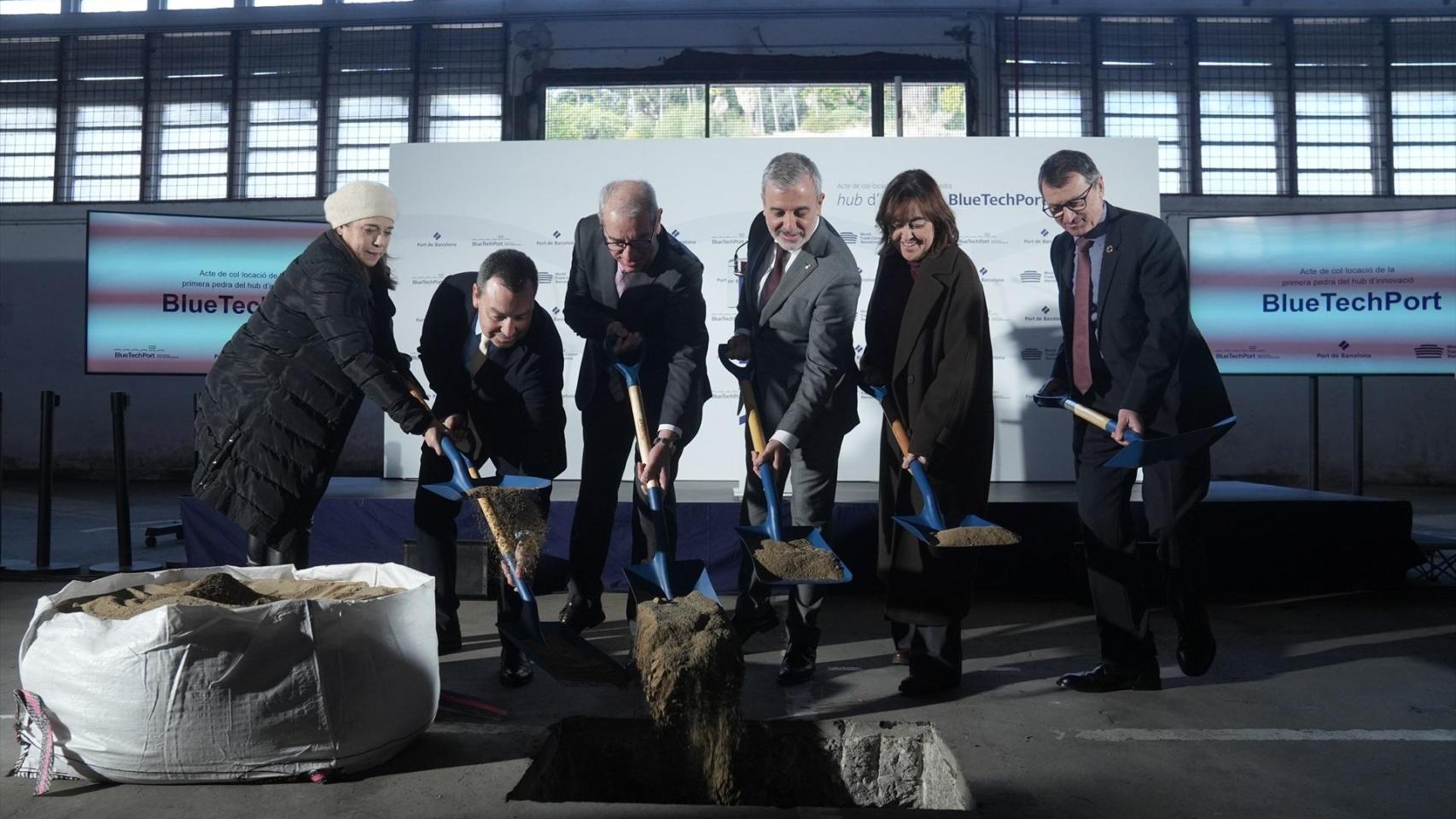 Acto de colocación de la primera piedra del BlueTechPort, con autoridades políticas y portuarias, el jueves 8 de enero en las Naves de Sant Bertran, en el Port Vell de Barcelona