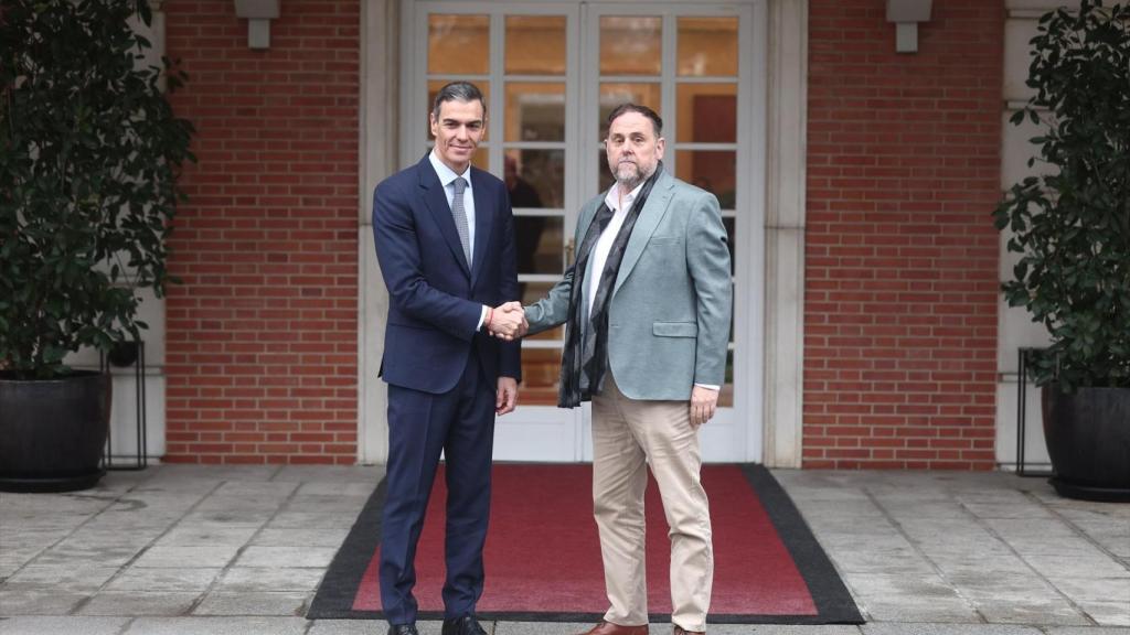 El presidente del Gobierno, Pedro Sánchez, recibe al presidente de Esquerra Republicana de Catalunya (ERC), Oriol Junqueras, en el Palacio de la Moncloa