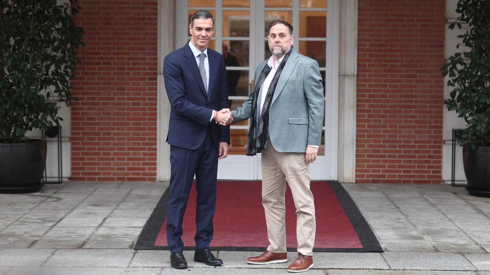 El presidente del Gobierno, Pedro Sánchez, recibe al presidente de Esquerra Republicana de Catalunya (ERC), Oriol Junqueras, en el Palacio de la Moncloa