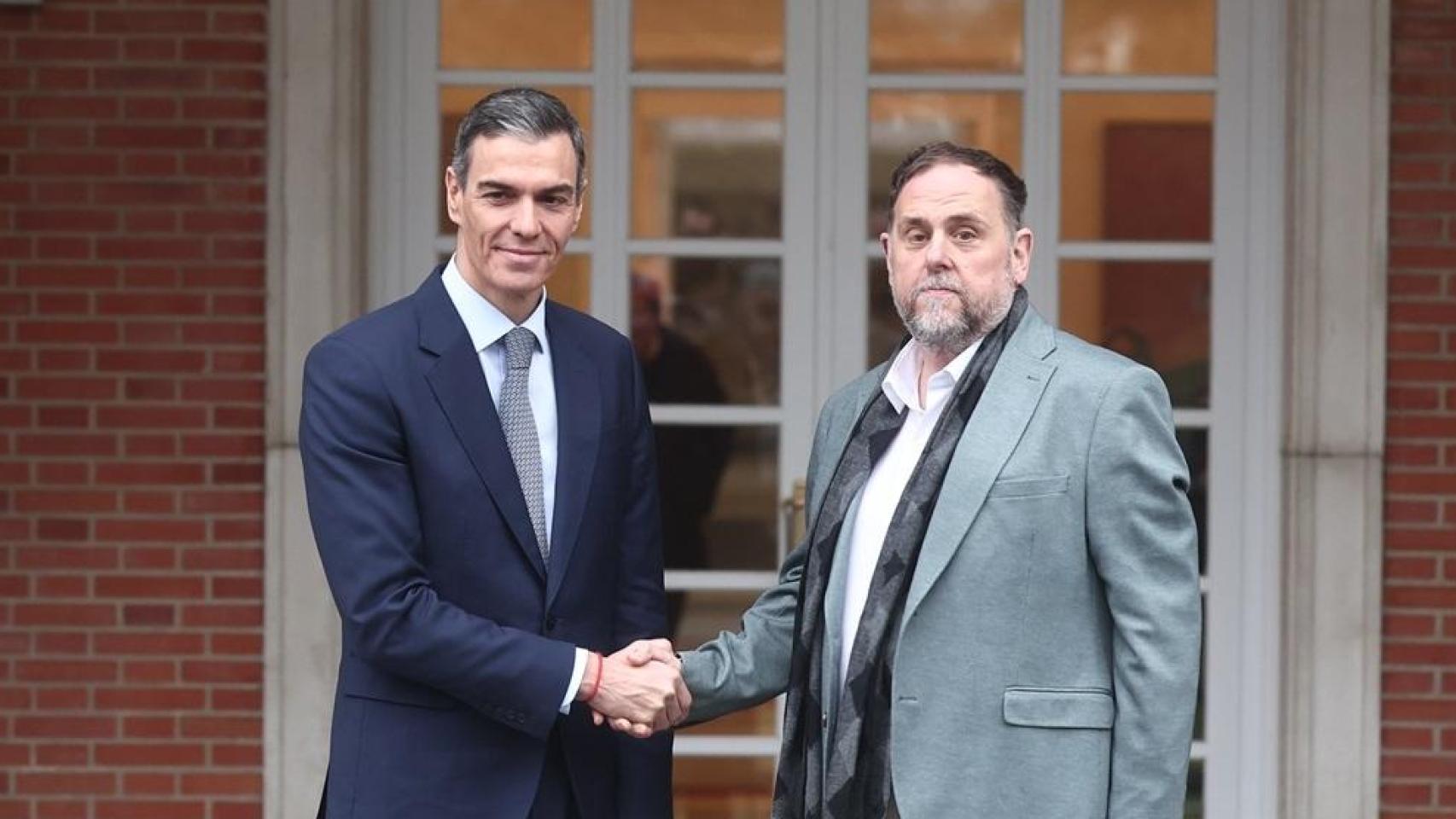 El presidente del Gobierno, Pedro Sánchez, recibe al presidente de Esquerra Republicana de Catalunya (ERC), Oriol Junqueras, en el Palacio de la Moncloa