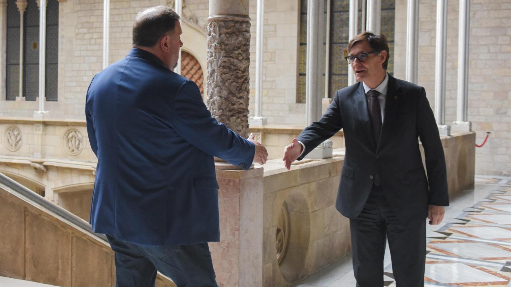 El presidente de la Generalitat, Salvador Illa (d), y el presidente de ERC, Oriol Junqueras (i), durante una reunión en el Palau de la Generalitat, a 22 de febrero de 2025