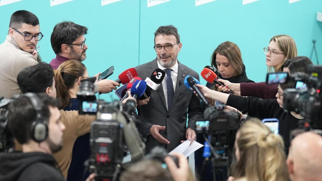 El vicepresidente y portavoz de Junts, Josep Rius (c), ofrece declaraciones a los medios en una rueda de prensa, a 8 de enero de 2026