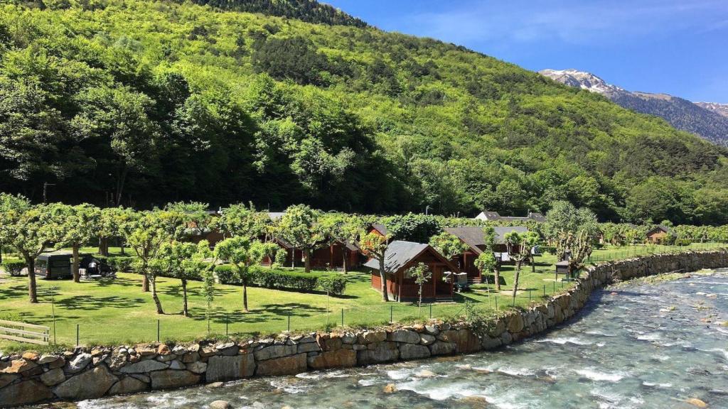 El riu Garona al seu pas pel Verneda Camping Mountain Resort