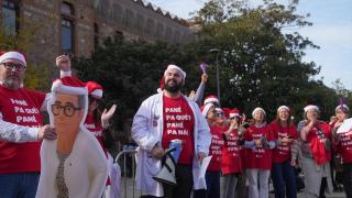 Médicos protestan durante una manifestación frente a la Facultad de Medicina de la Universidad de Barcelona, a 10 de diciembre de 2025, en Barcelona, Catalunya