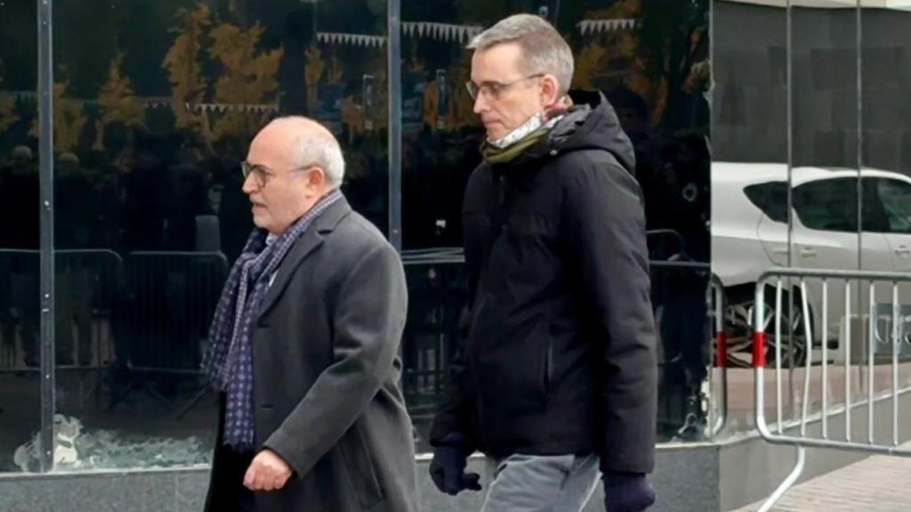 Santiago Laiglesia, acompañado por su abogado a su entrada a los Juzgado de Sabadell