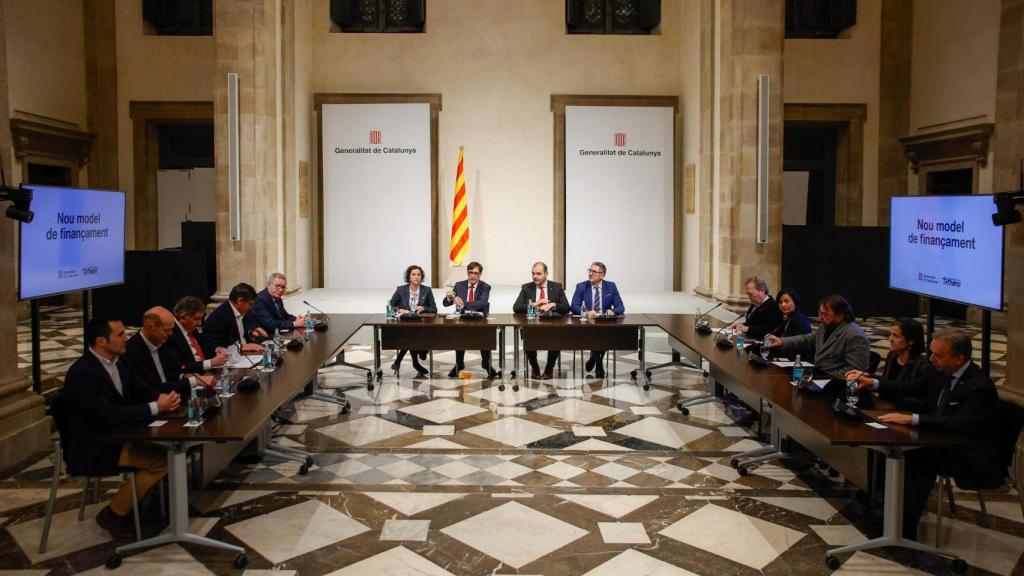 El presidente de la Generalitat, Salvador Illa, y los consellers Albert Dalmau, Alícia Romero y Miquel Sàmper, se reúnen en el Palau de la Generalitat con agentes económicos y sociales