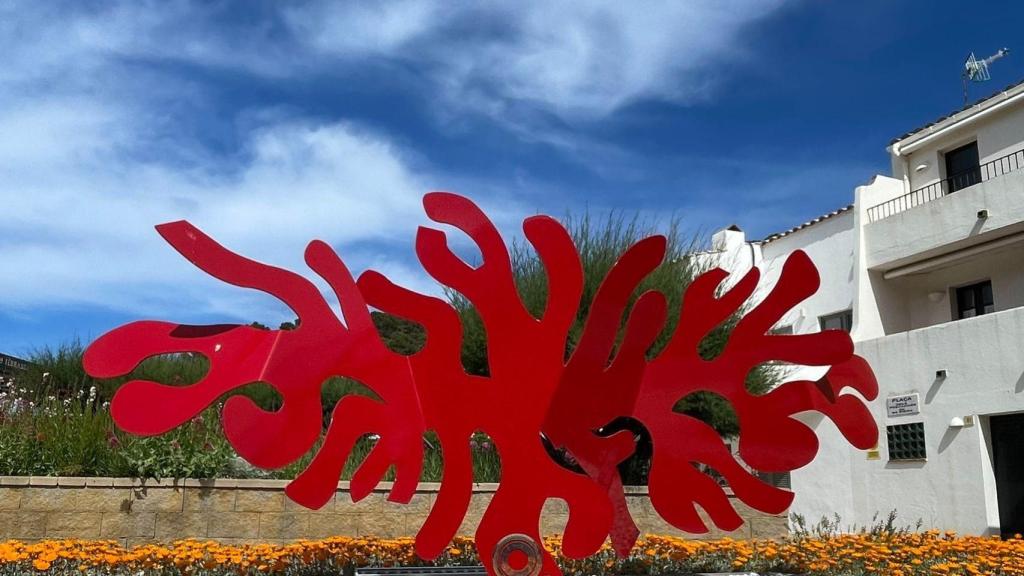 La escultura Coral Begur en la cala de Sa Riera