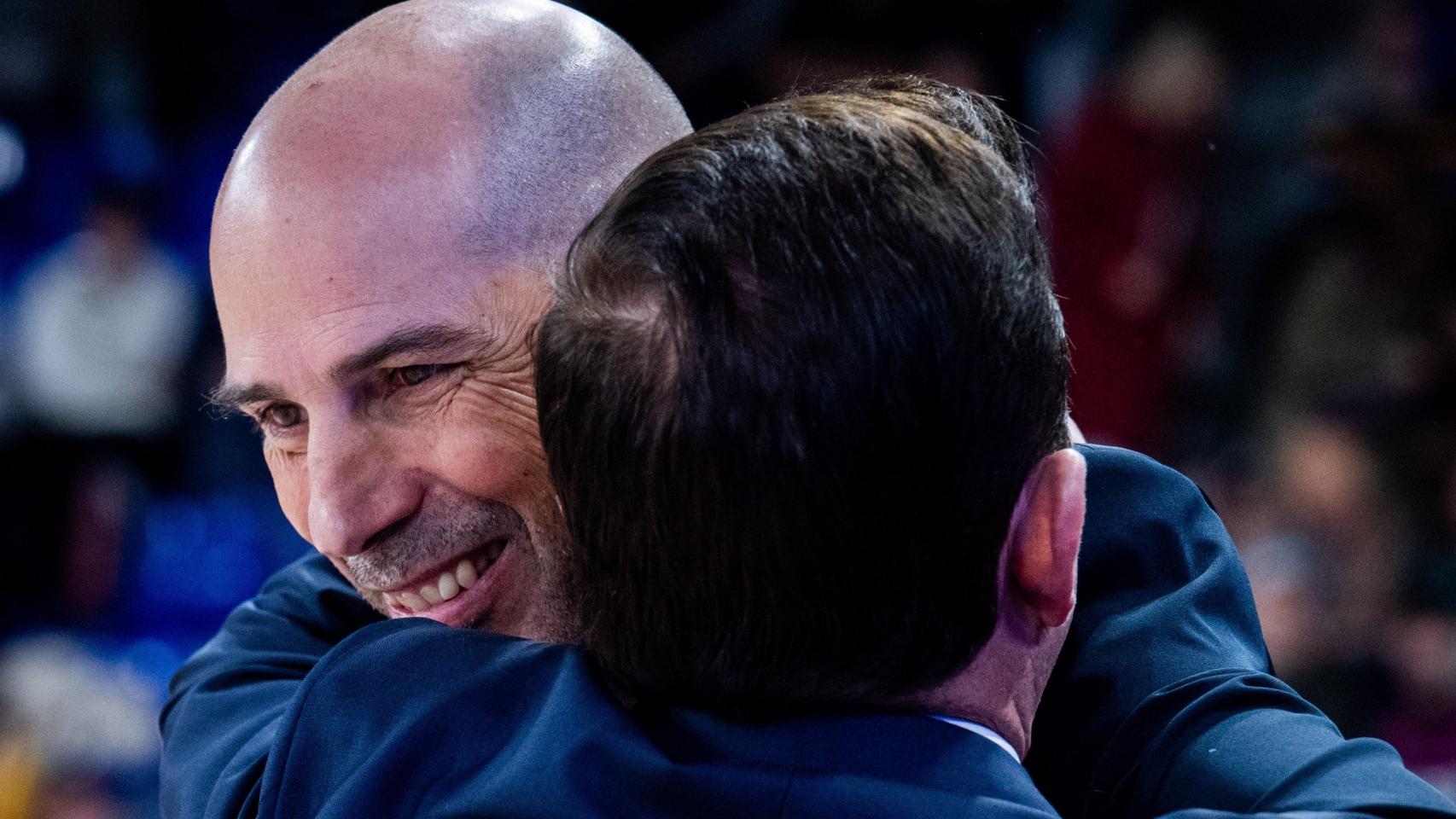 Joan Peñarroya y Xavi Pascual se funden en un abrazo en el Palau