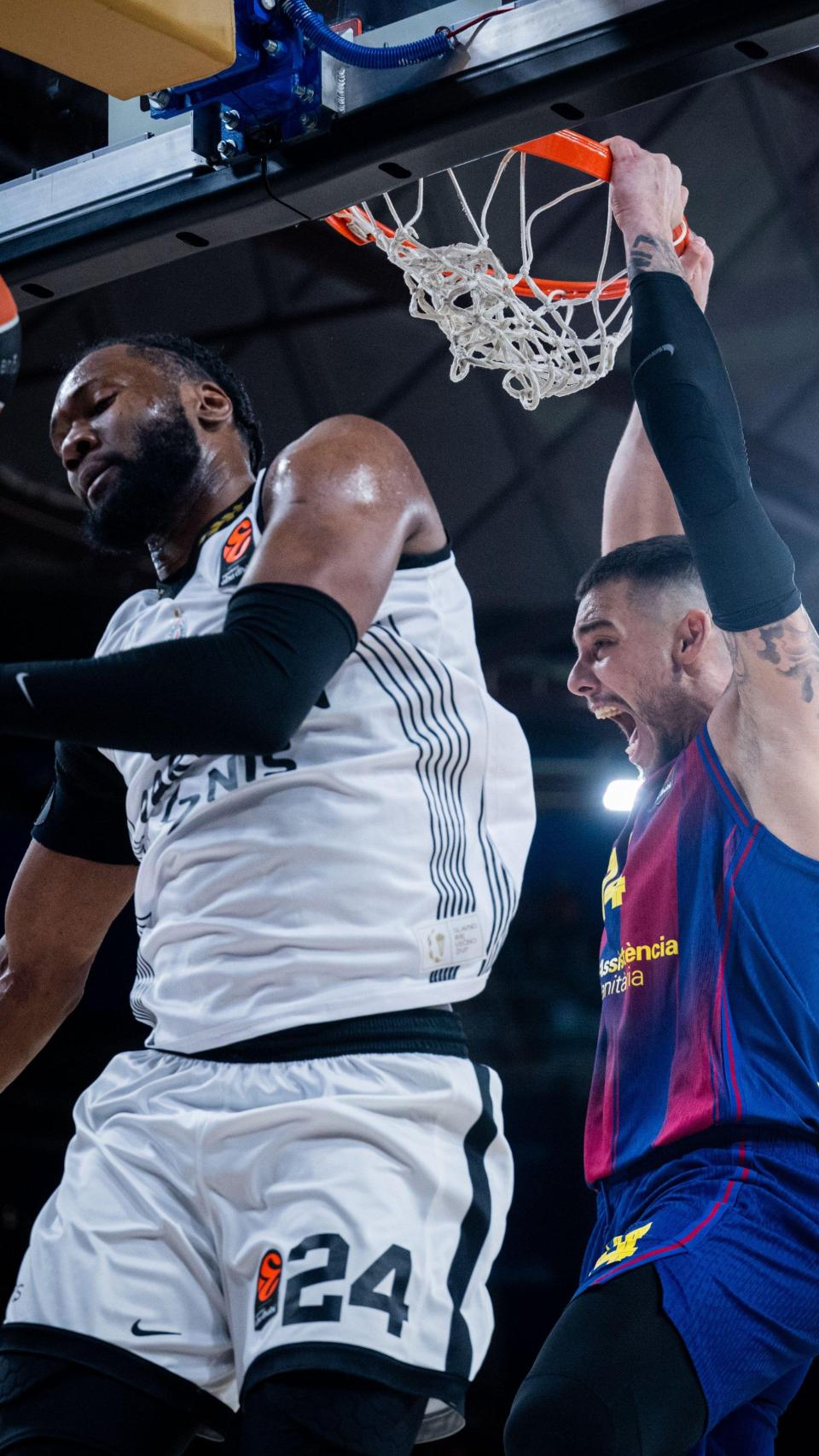 Willy Hernangómez esmaixa l'aro davant el Partizan