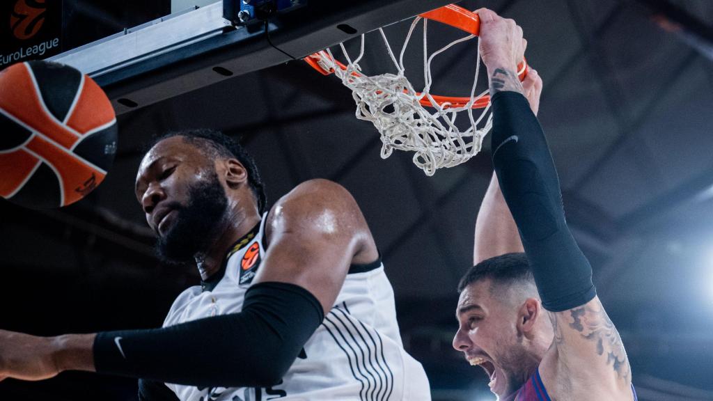 Willy Hernangómez esmaixa l'anella davant Partizan