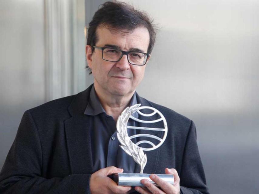 Javier Cercas con el Premio Planeta