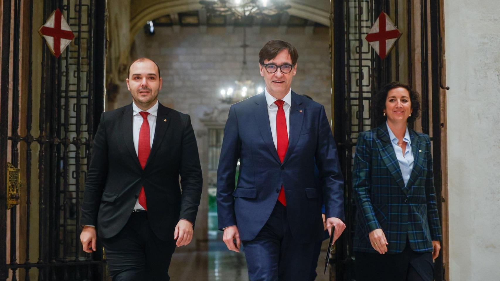 El presidente de la Generalitat, Salvador Illa; el 'conseller' de la Presidencia, Albert Dalmau, y la de Economía y Finanzas, Alícia Romero, durante una reunión con los agentes sociales y económicos, en el Palau de la Generalitat, a 9 de enero de 2026