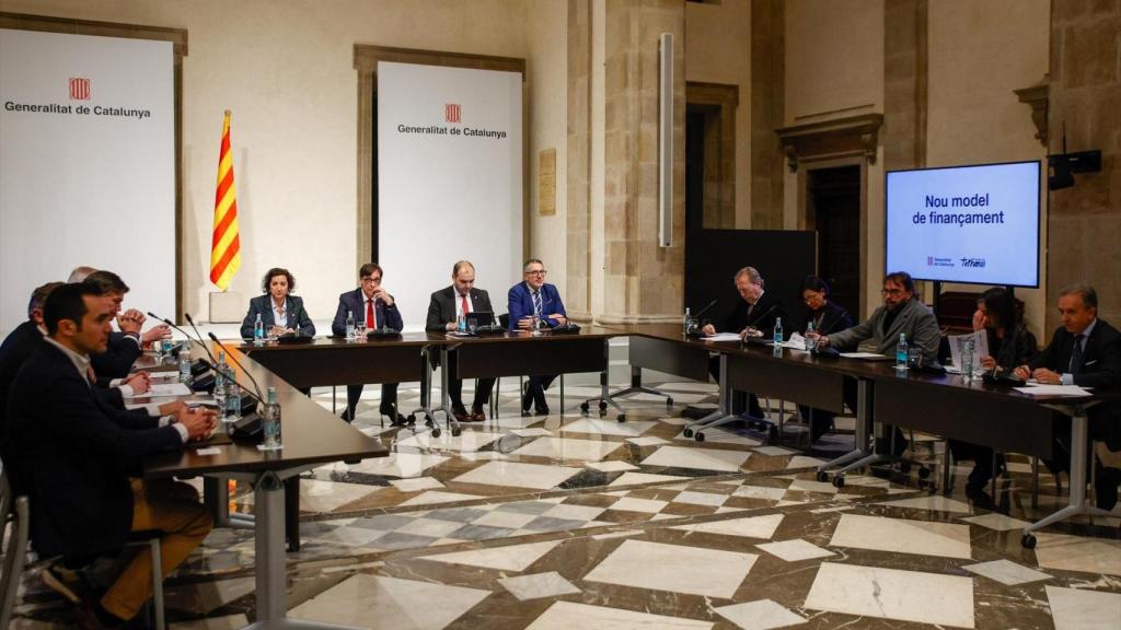 El president de la Generalitat, Salvador Illa; el conseller de la Presidència, Albert Dalmau, la d'Economia i Finances, Alícia Romero, i el d'Empresa i Treball, Miquel Sàmper, durant la reunió d'aquest divendres amb els agents socials i econòmics