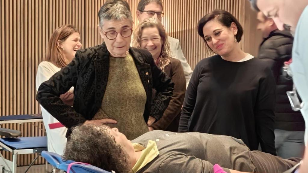 Olga Pané y Anna Millán hablan con una donante