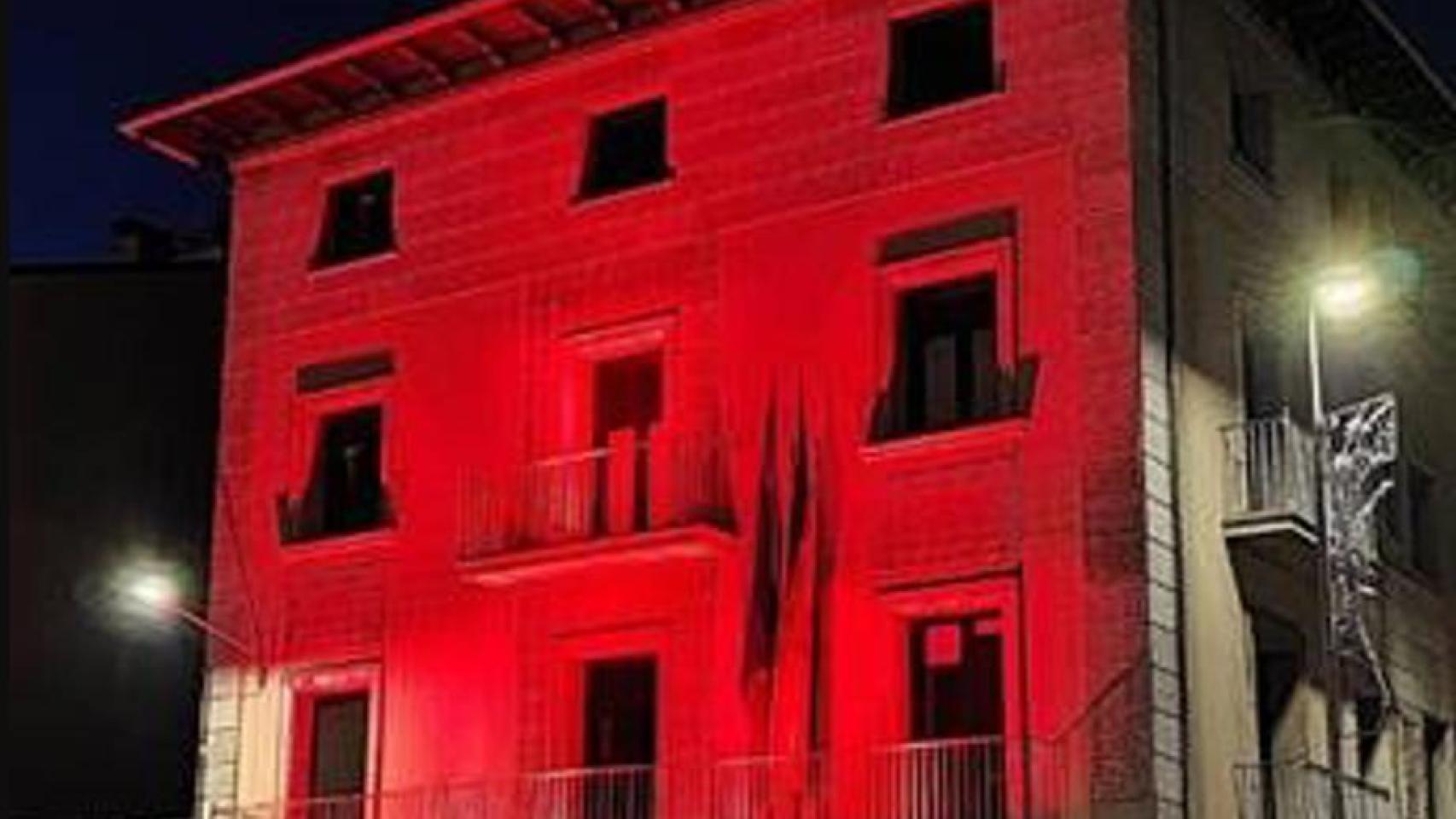 El Consell Comarcal del Ripollès en Ripoll (Girona), iluminado de rojo por la Marató de Donants de Sang en una foto de archivo de la campaña anterior