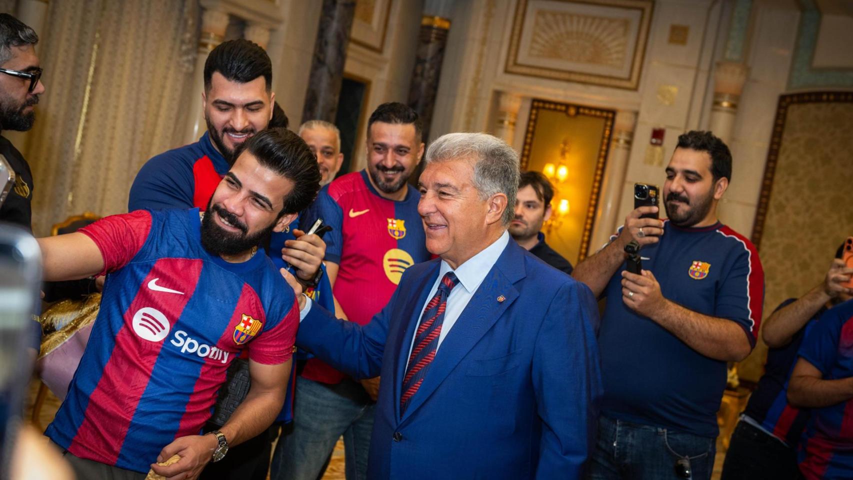 Joan Laporta visita las peñas árabes del Barça