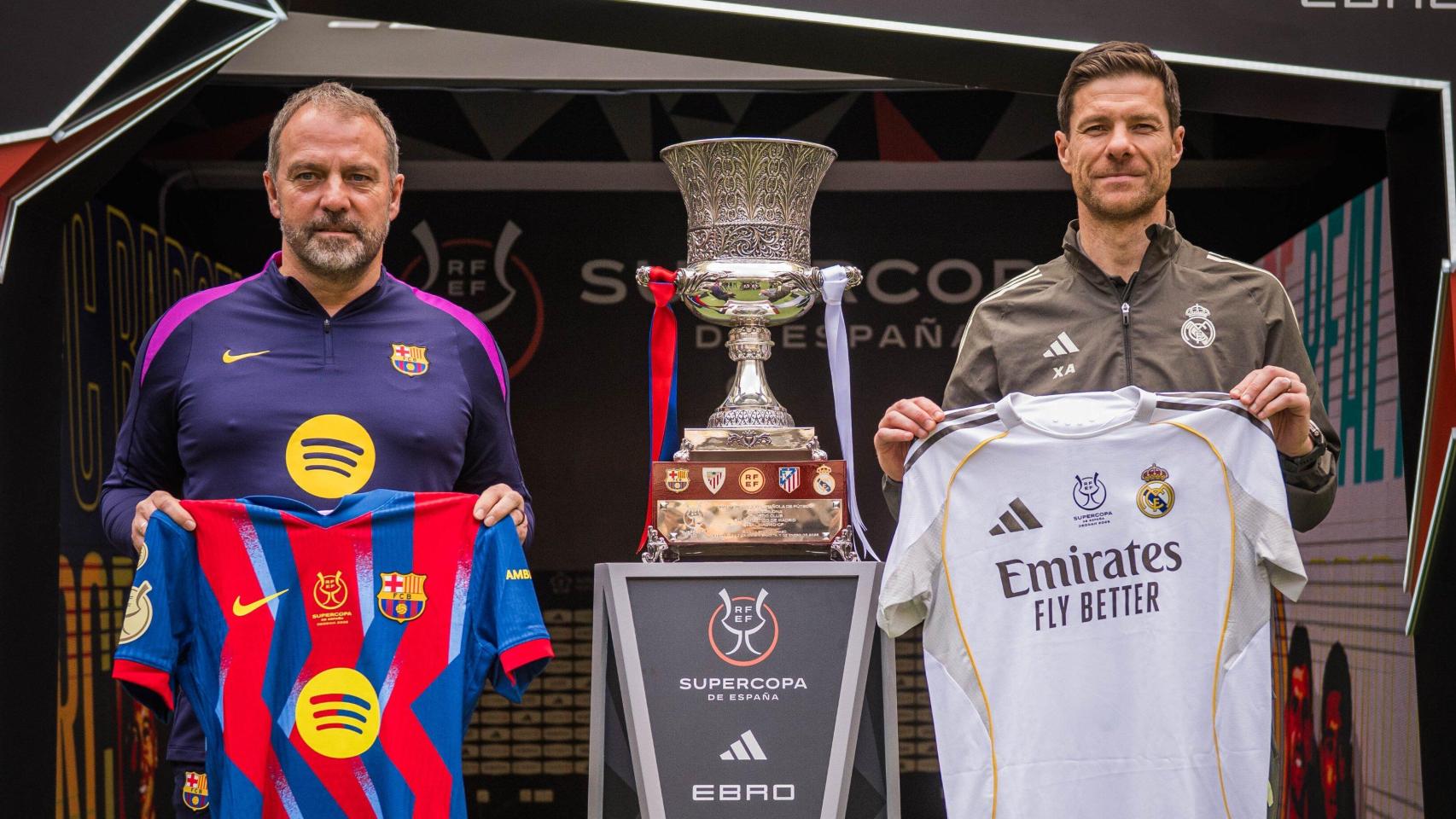 Hansi Flick y Xabi Alonso posan con el trofeo de la Supercopa de España