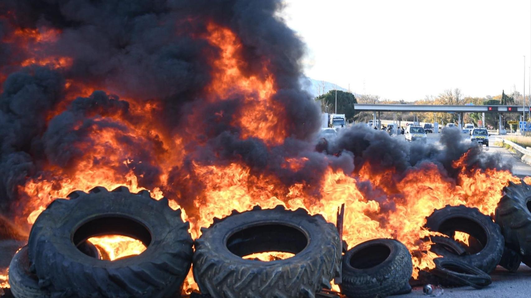 Quema de neumáticos de los agricultores franceses, que cortan la A9 en el sur de Perpignan (Francia) este jueves por la mañana, los cuales son apoyados en Catalunya por agricultores locales, que cortan la AP-7 entre Figueres y Vilademuls (Girona)