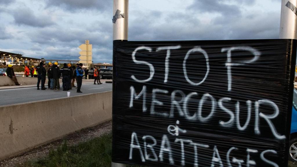 Diverses persones tallen la carretera durant una protesta, a 8 de gener de 2026, a Pontós, Girona