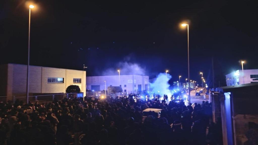 L'arribada dels grups antifeixistes a la nova seu de Nucli Nacional a Catalunya