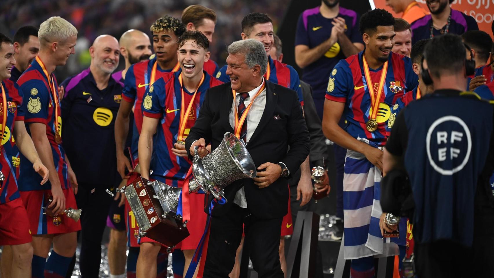 Laporta levanta la Supercopa junto con los jugadores del Barça
