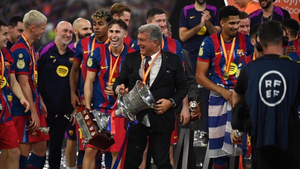 Laporta levanta la Supercopa junto con los jugadores del Barça