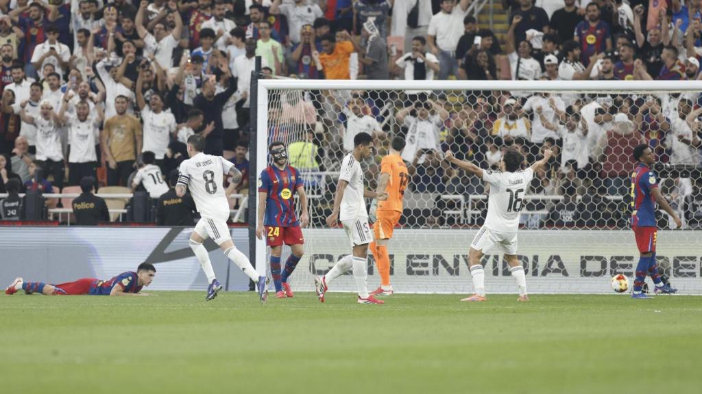 Els jugadors del Reial Madrid celebren el gol de Vinicius