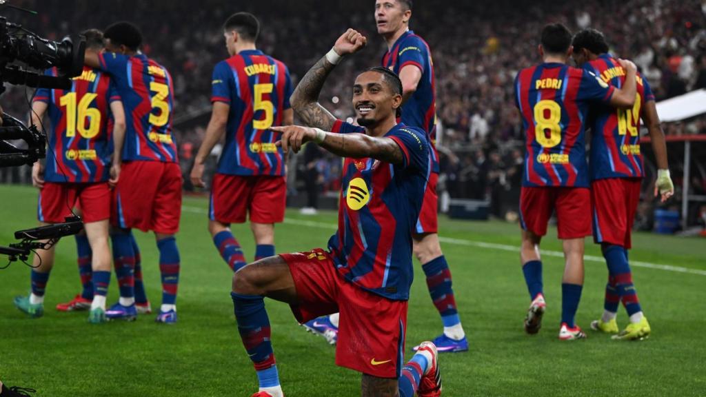 Raphinha celebra su segundo gol al Real Madrid