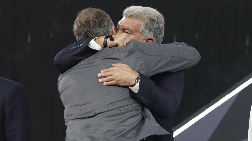 Hansi Flick se abraza con Laporta