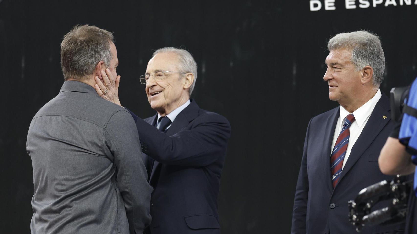 Florentino Pérez felicita a Flick, ante la mirada de Laporta