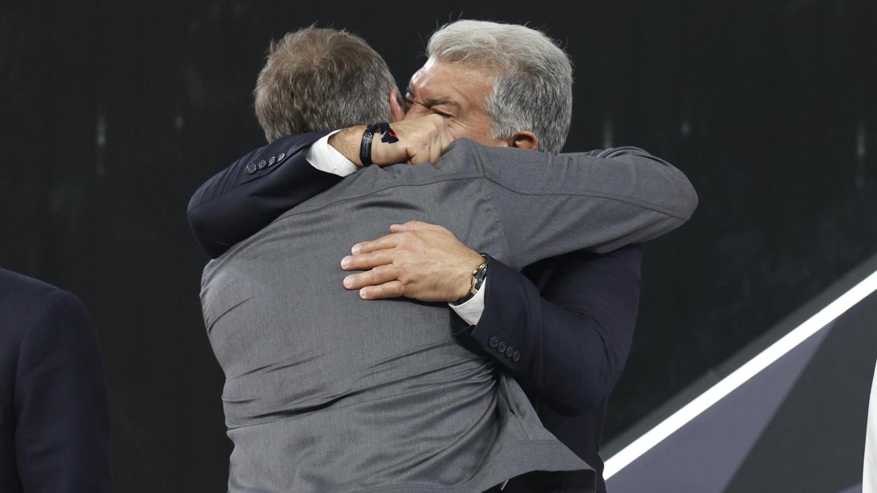 Hansi Flick se abraza con Laporta