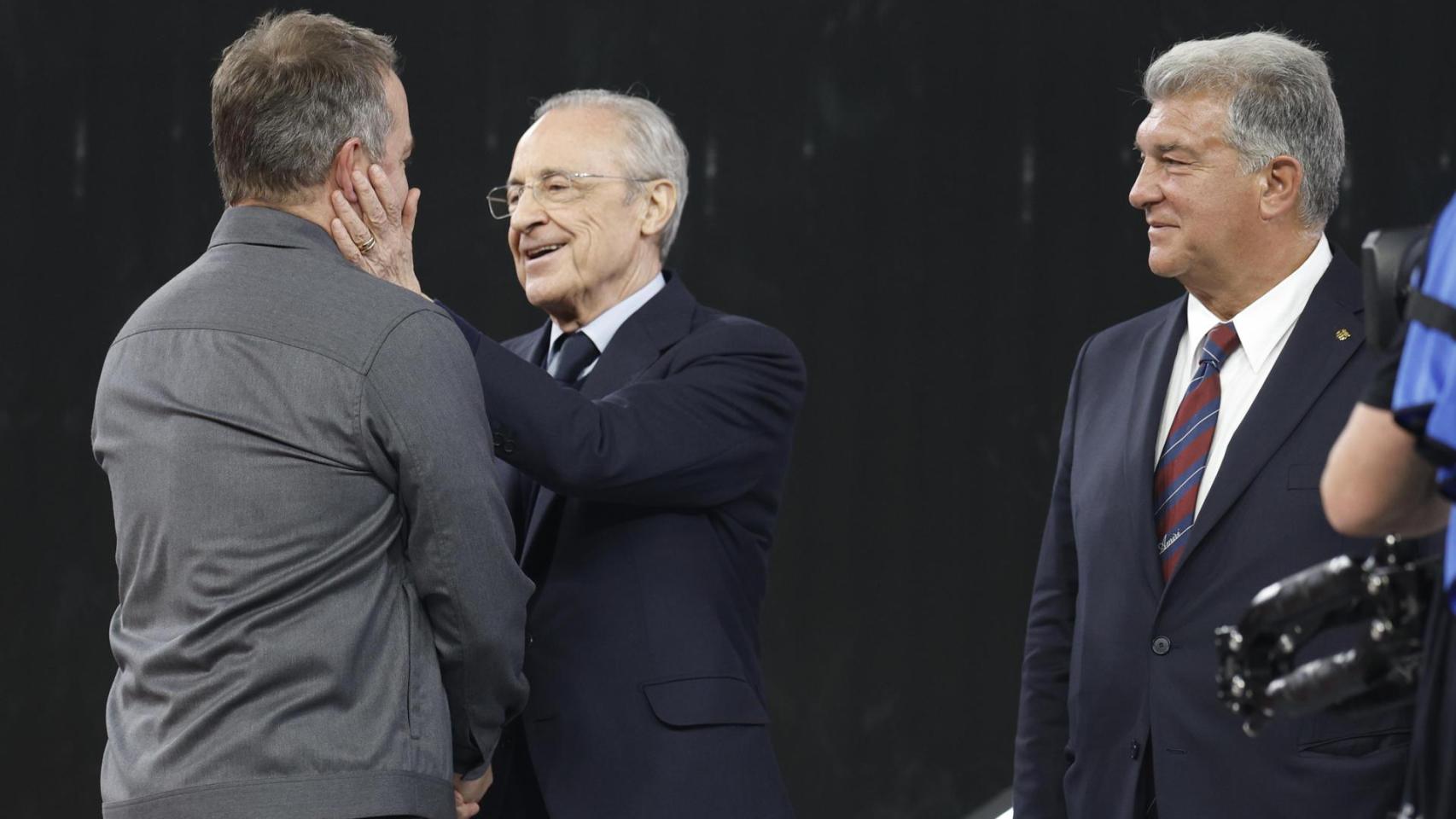 Florentino Pérez felicita a Flick, ante la mirada de Laporta