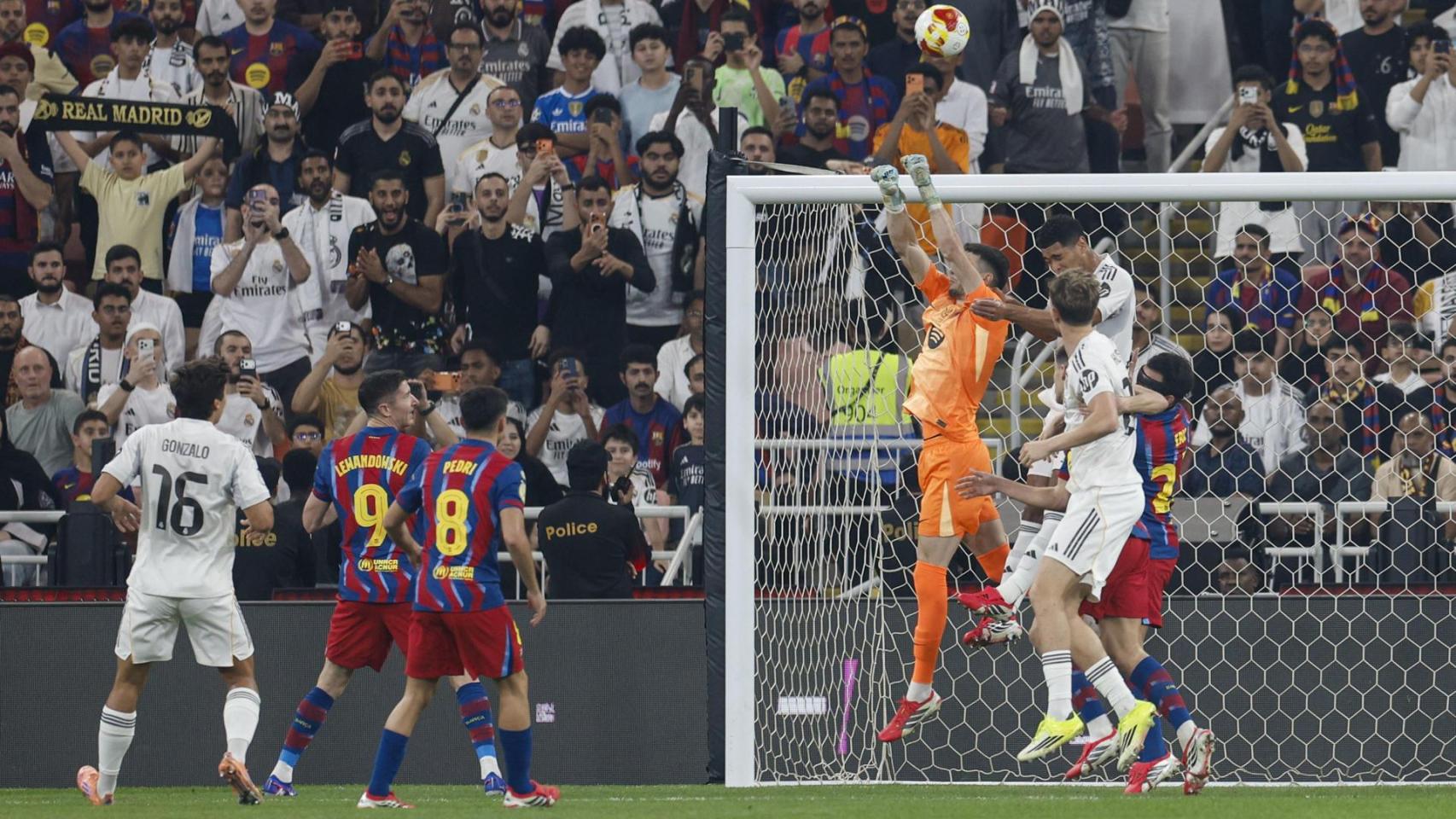 Joan García interviene con éxito ante el Real Madrid en Yeda, durante la final de la Supercopa