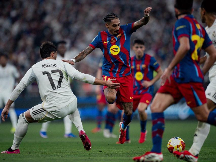Raphinha celebra uno de sus goles en la final de la Supercopa contra el Real Madrid