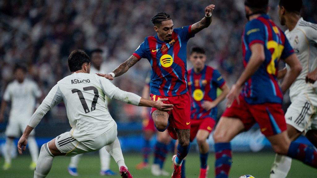 Raphinha celebra uno de sus goles en la final de la Supercopa contra el Real Madrid
