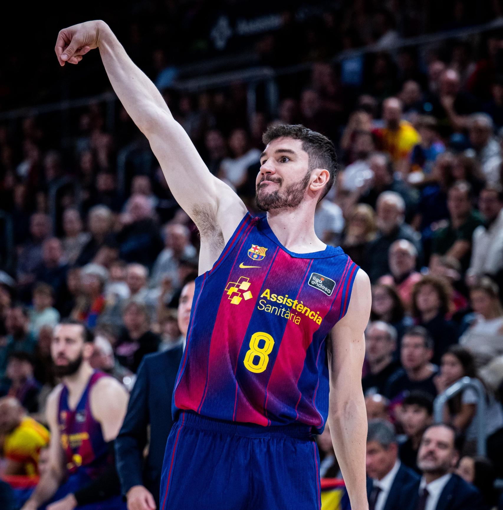 Darío Brizuela lanza a canasta en el Barça de basket-Coviran Granada