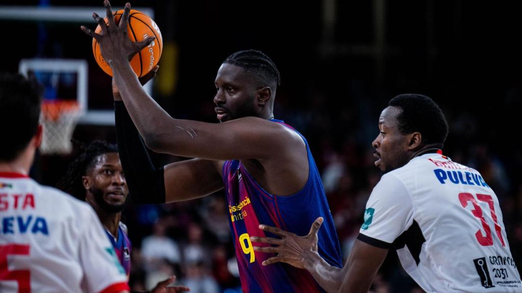 Youssoupha Fall pivotea de espaldas en el Barça de basket-Coviran Granada