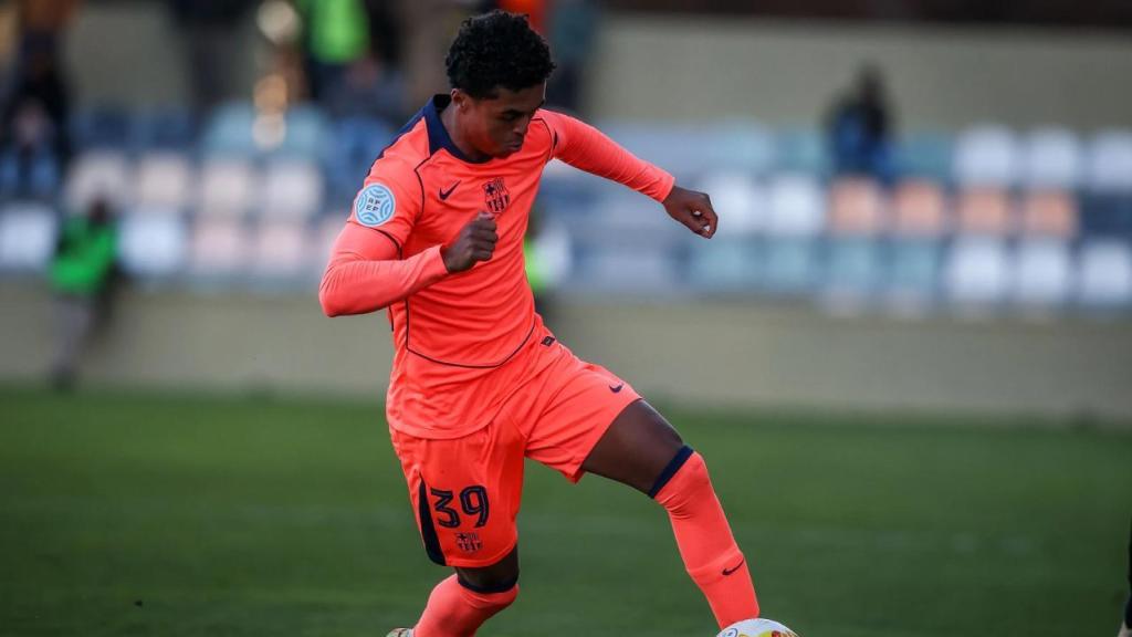 Shane Kluivert controla el balón en el Reus Reddis-Barça