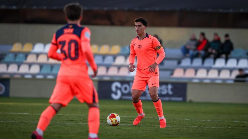 Álvaro Cortés controla el balón en el Reus Reddis-Barça B