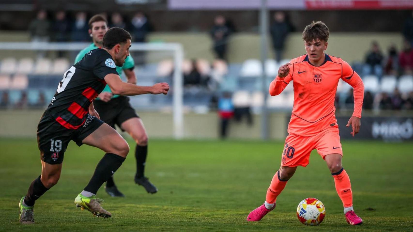 Juan Hernández encara a un jugador en el Reus Reddis-Barça B