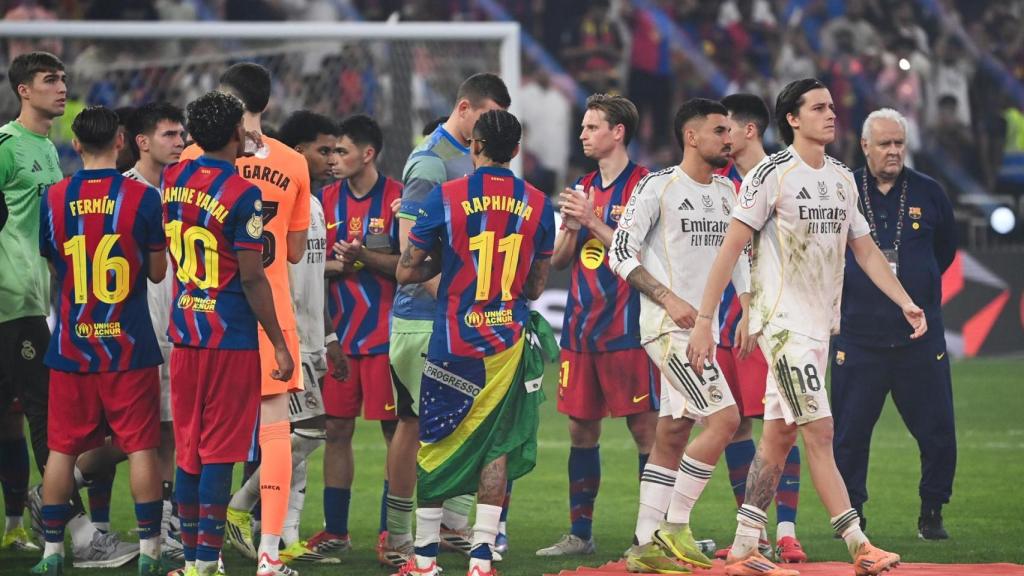 El Barça fa el passadís d'honor al Reial Madrid a la Supercopa