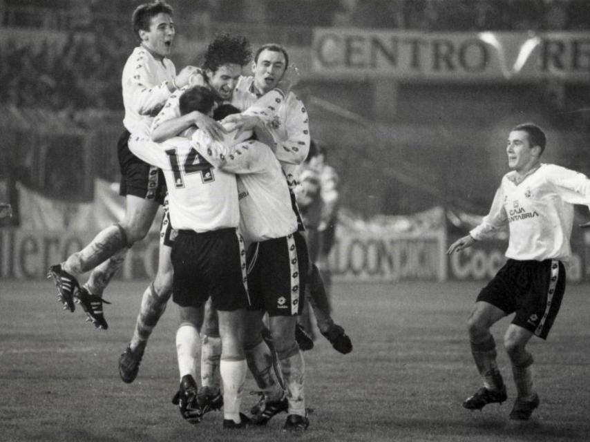 Els jugadors del Racing celebren un dels seus cinc gols al Barça, el 1995