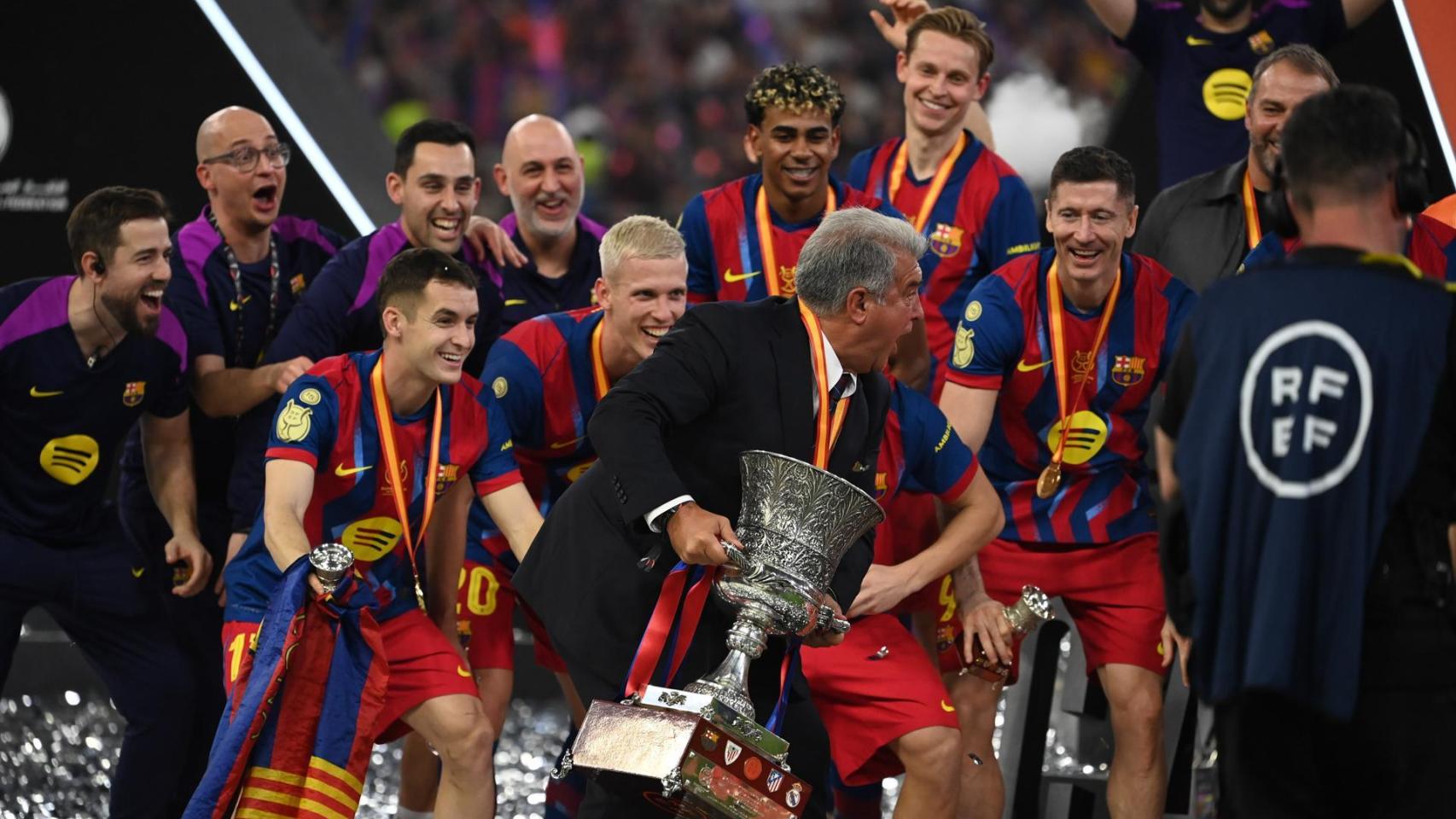 Laporta y los futbolistas del Barça celebran la Supercopa